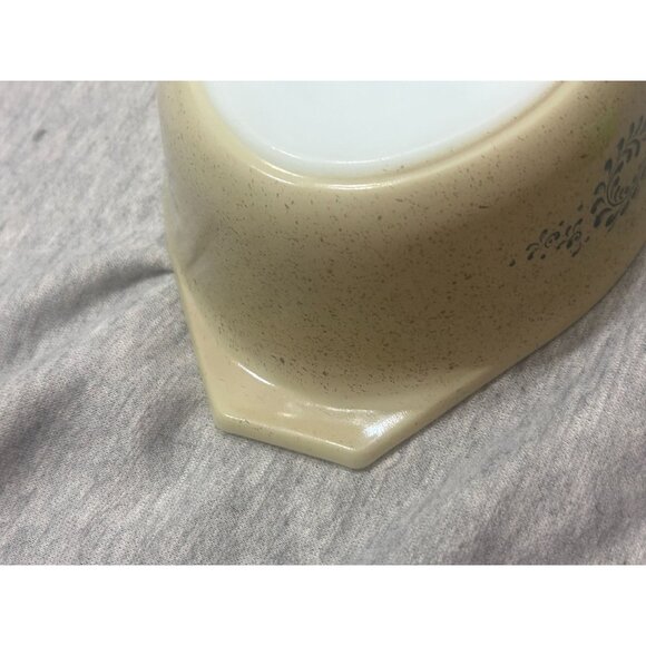 Vintage Homestead Tan and Blue Pyrex Bowl 1.5 Quart Casserole Bowl Double Spout - Picture 5 of 5